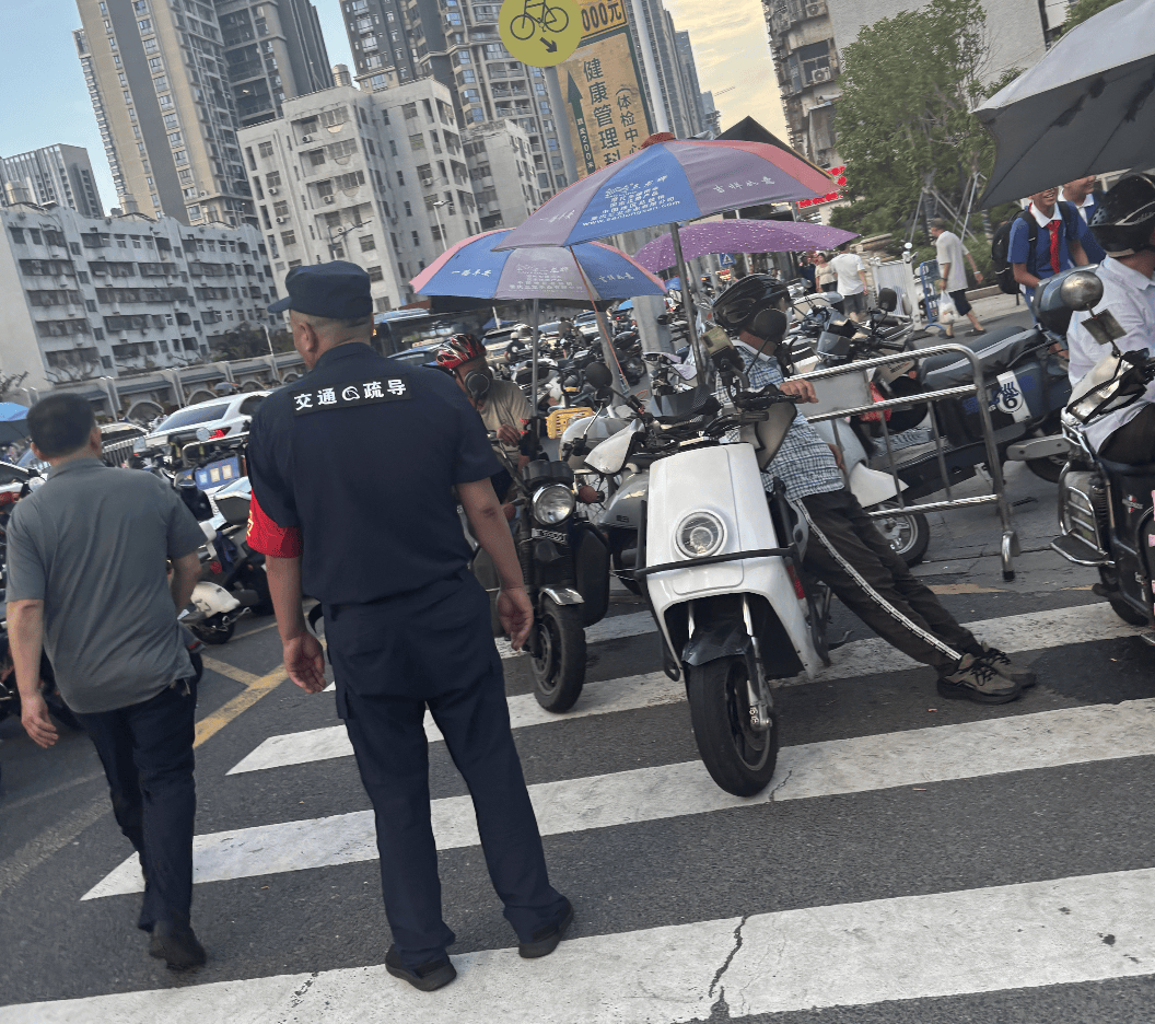 深圳一医院门口被指“举步维艰”<strong></p>
<p>交易所app创始人</strong>!整治后记者实探:仍很堵