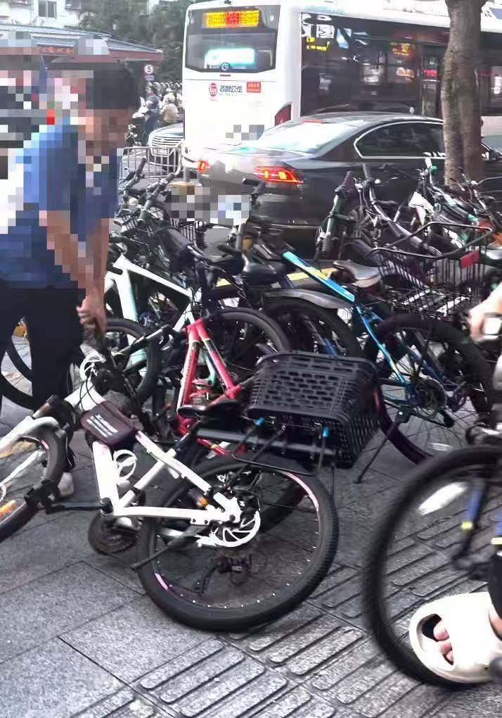 深圳一医院门口被指“举步维艰”<strong></p>
<p>交易所app创始人</strong>!整治后记者实探:仍很堵