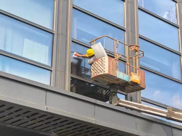 北京一座大厦楼下躺了14只鸟<strong></p>
<p>抹茶交易所</strong>,12只已死亡!元凶竟是玻璃