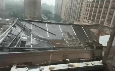 婚礼现场酒店房顶坍塌，当事新郎发声：在医院陪护，伴娘受了伤；刚坐了七八桌人，“整个宴会厅全部塌了”