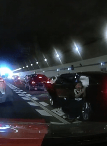 广州一男孩跪地拦车救母感动全网<strong></p>
<p>越南抹茶交易所</strong>,妈妈回应:哭着看完视频,“没有想到孩子这么爱我”