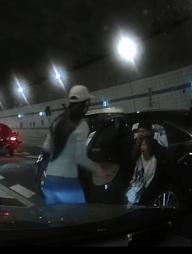 广州一男孩跪地拦车救母感动全网<strong></p>
<p>越南抹茶交易所</strong>,妈妈回应:哭着看完视频,“没有想到孩子这么爱我”