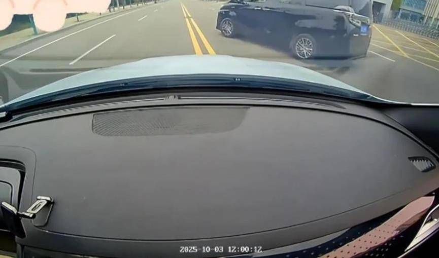 婚庆司机恶意别车后谎称自己是公安人员<strong></p>
<p>越南抹茶交易所</strong>，涉嫌危险驾驶罪被采取刑事强制措施，律师：或被判处拘役并罚款