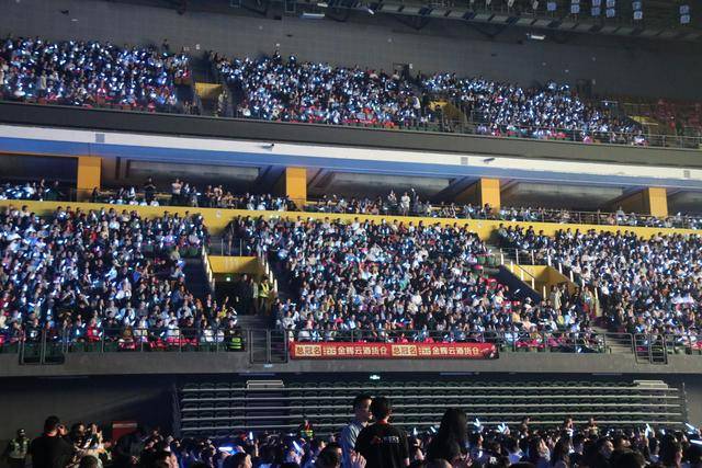 孙楠演唱会超燃舞台<strong></p>
<p>越南抹茶交易所</strong>!郑州万人合唱《红旗飘飘》