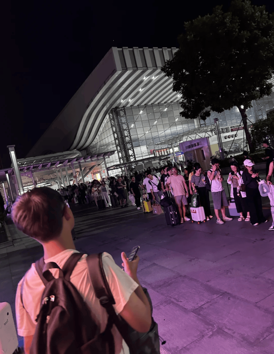 深圳北站凌晨返深被刷爆<strong></p>
<p>抹茶交易所怎么转划</strong>！附近叫车超200人？别慌！公交地铁加班护送