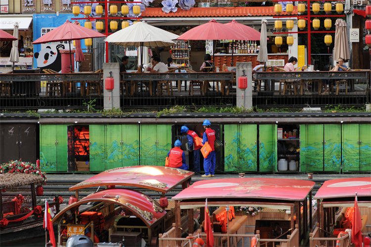 阖家团圆时<strong></p>
<p>抹茶交易所怎么转划</strong>，他们守护蓉城灯火