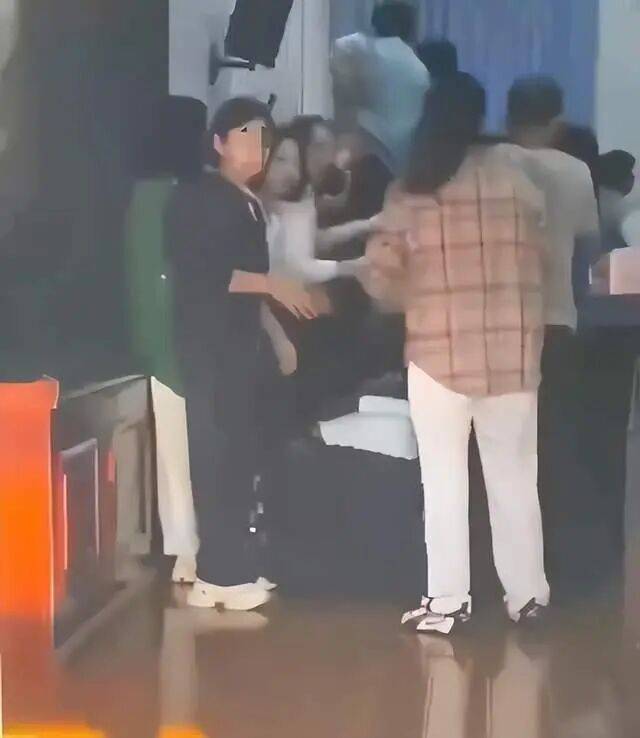 家长们跪成一排<strong></p>
<p>抹茶交易所怎么转划</strong>，学生蒙眼从背上踩过？教育局回应河南一中学举办活动引热议：正调查处理