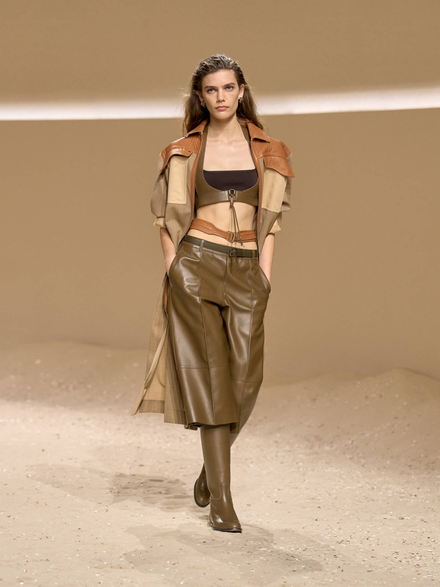 爱马仕秀场变沙滩<strong></p>
<p>抹茶交易所怎么转划</strong>,丝巾变上衣、亮色包袋注入新活力!