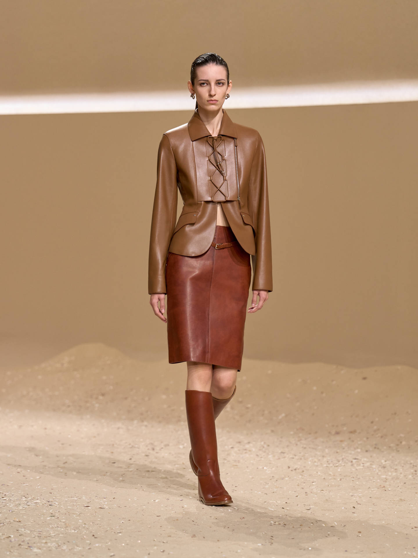 爱马仕秀场变沙滩<strong></p>
<p>抹茶交易所怎么转划</strong>,丝巾变上衣、亮色包袋注入新活力!