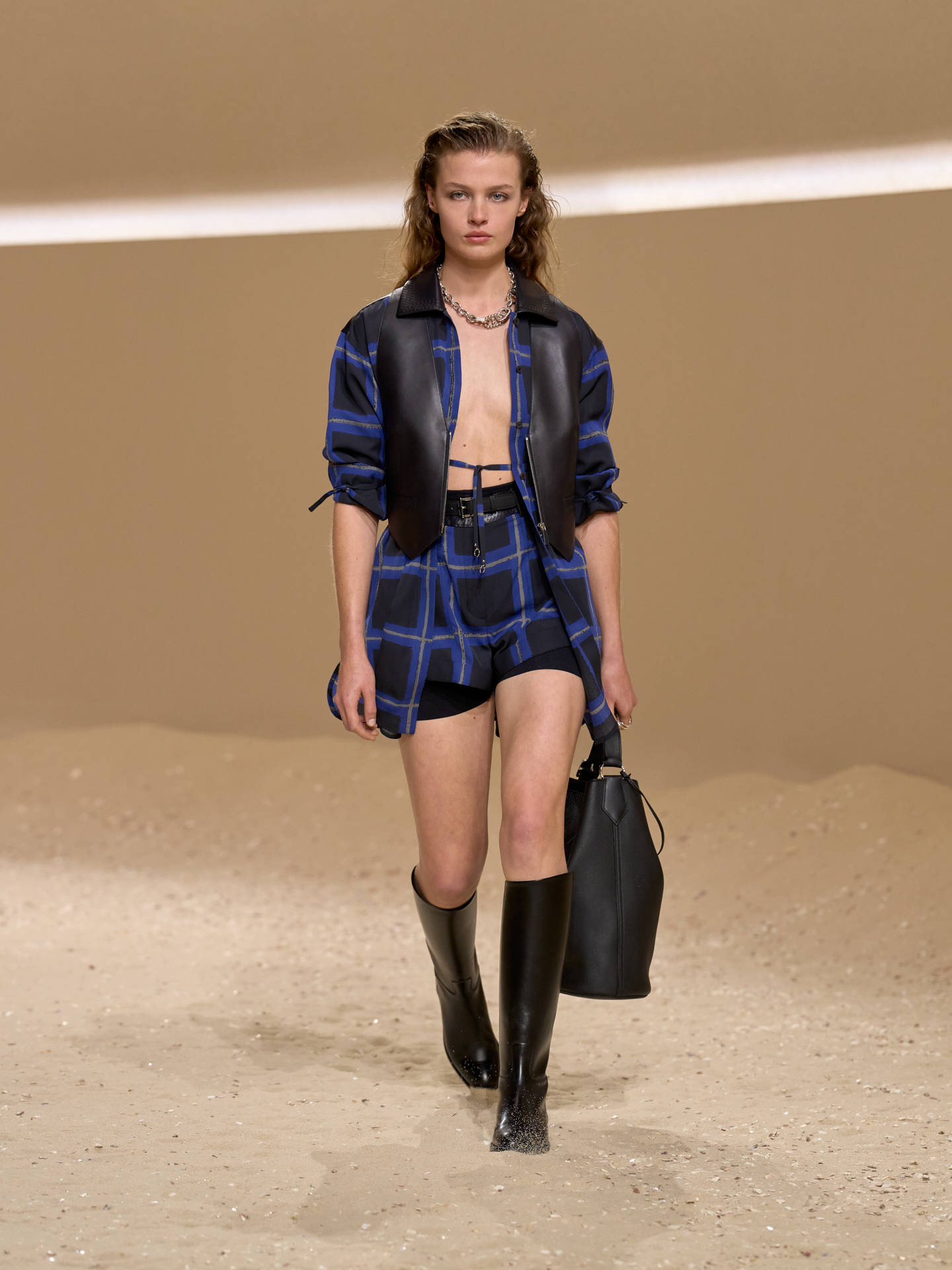 爱马仕秀场变沙滩<strong></p>
<p>抹茶交易所怎么转划</strong>,丝巾变上衣、亮色包袋注入新活力!