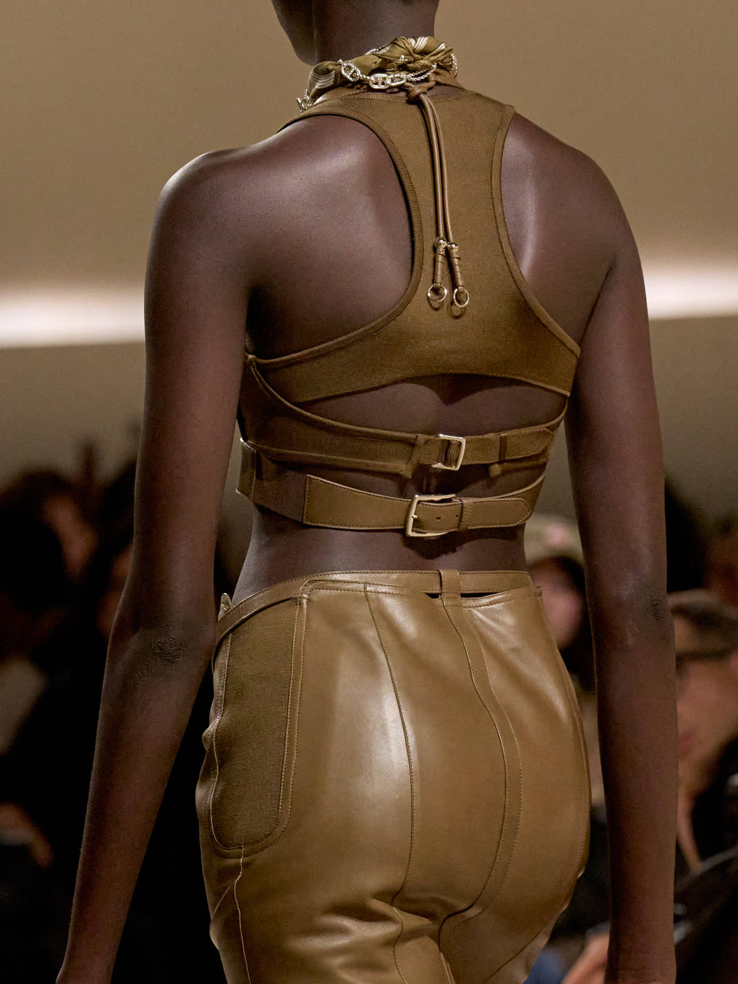 爱马仕秀场变沙滩<strong></p>
<p>抹茶交易所怎么转划</strong>,丝巾变上衣、亮色包袋注入新活力!