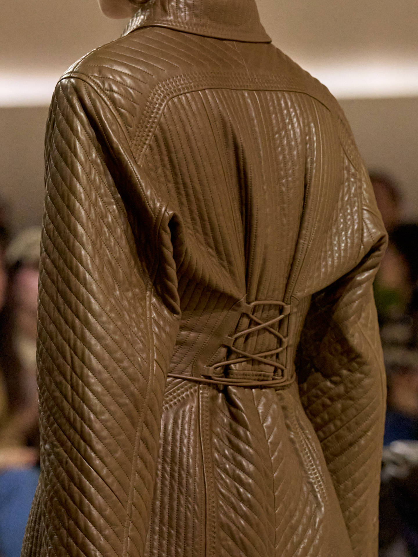 爱马仕秀场变沙滩<strong></p>
<p>抹茶交易所怎么转划</strong>,丝巾变上衣、亮色包袋注入新活力!