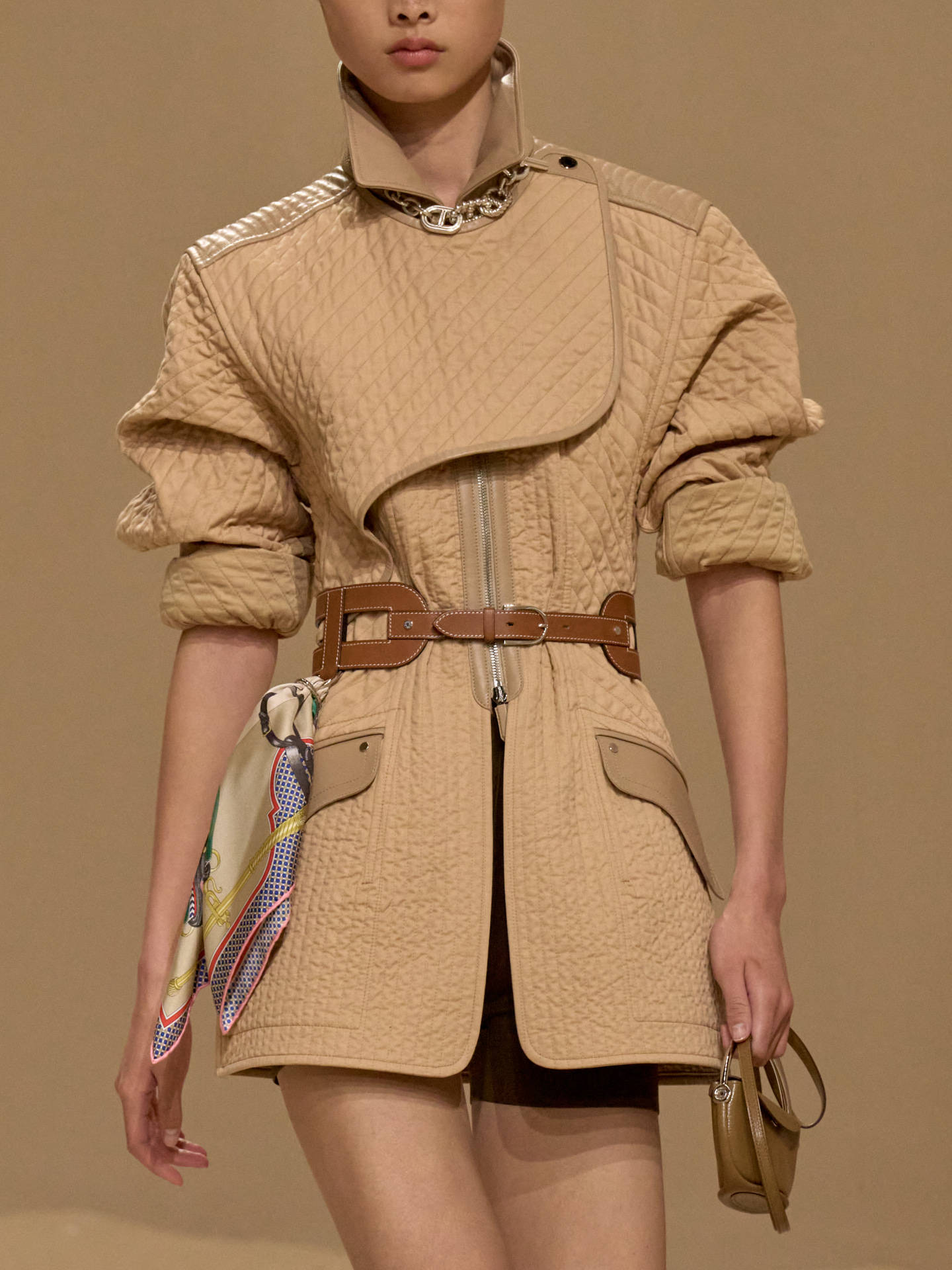 爱马仕秀场变沙滩<strong></p>
<p>抹茶交易所怎么转划</strong>,丝巾变上衣、亮色包袋注入新活力!