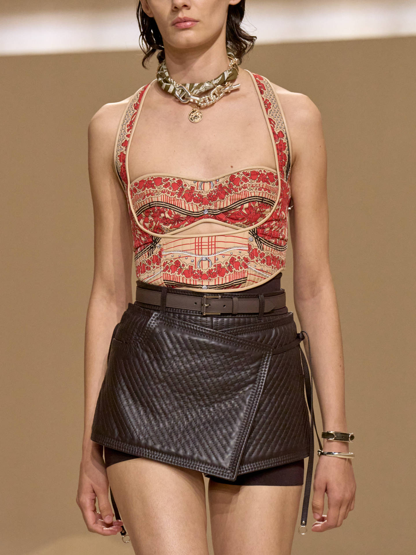 爱马仕秀场变沙滩<strong></p>
<p>抹茶交易所怎么转划</strong>,丝巾变上衣、亮色包袋注入新活力!