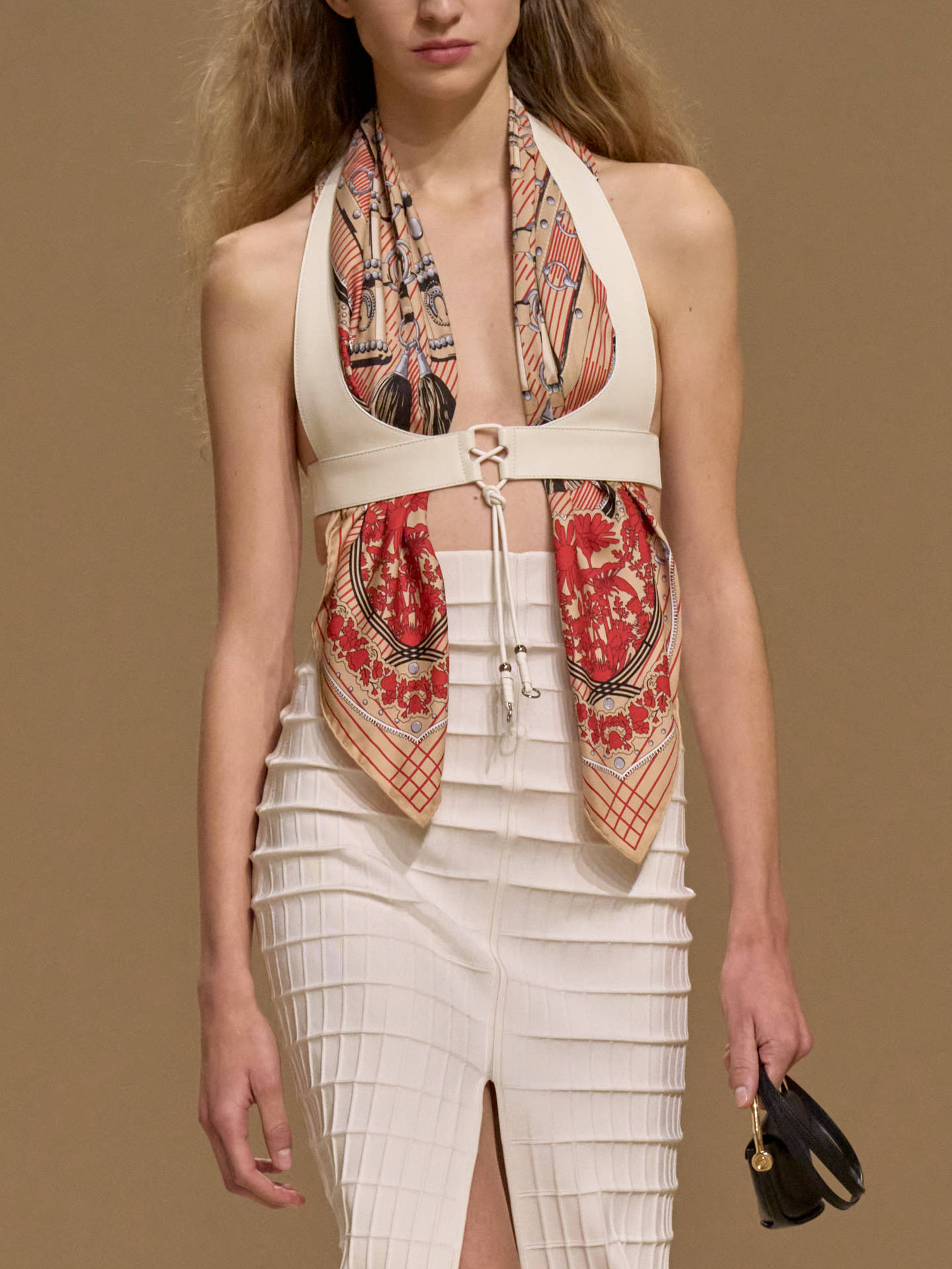 爱马仕秀场变沙滩<strong></p>
<p>抹茶交易所怎么转划</strong>,丝巾变上衣、亮色包袋注入新活力!