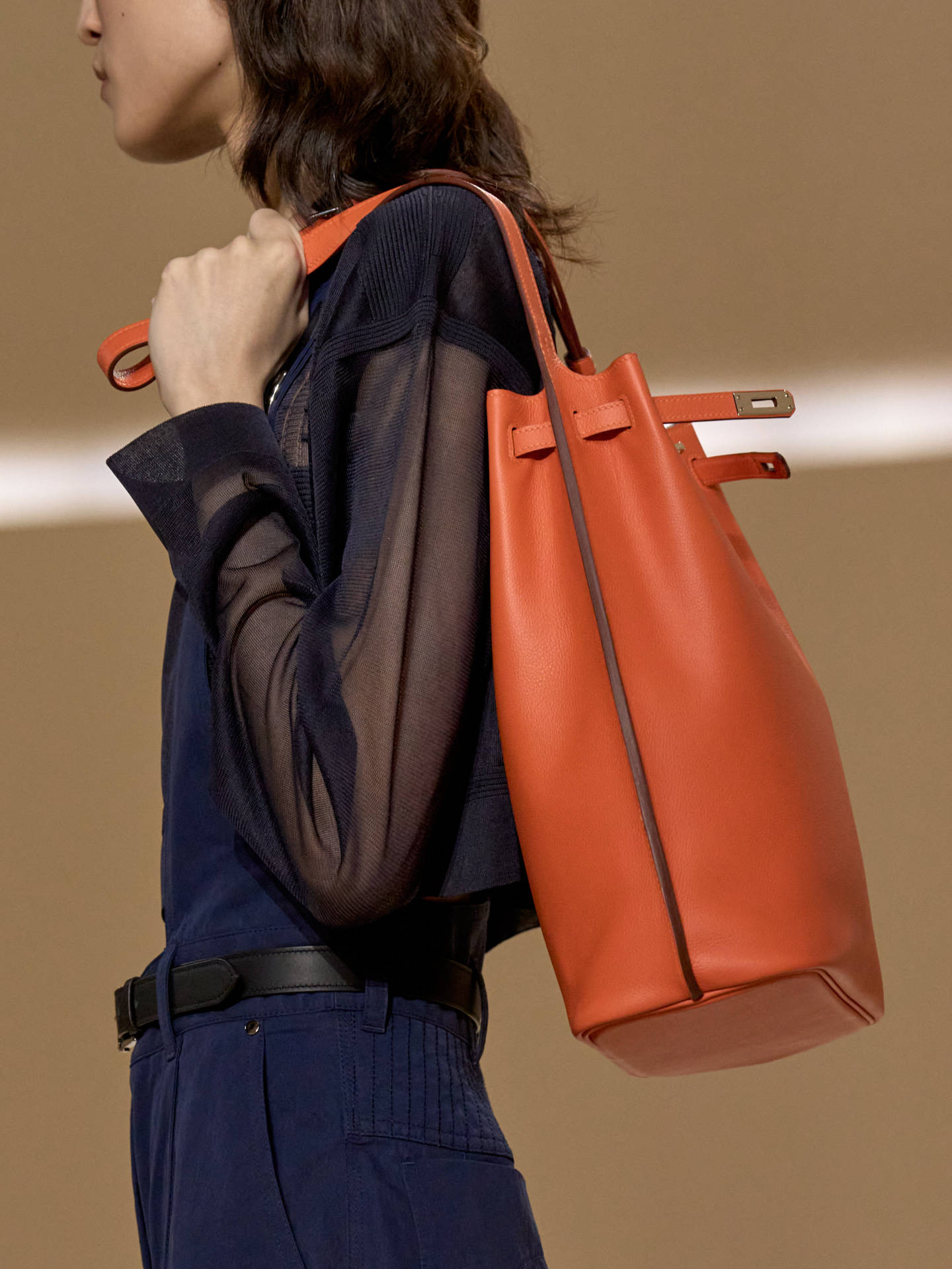 爱马仕秀场变沙滩<strong></p>
<p>抹茶交易所怎么转划</strong>,丝巾变上衣、亮色包袋注入新活力!