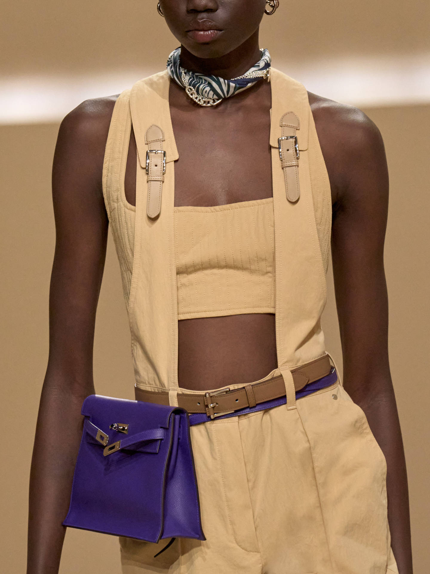 爱马仕秀场变沙滩<strong></p>
<p>抹茶交易所怎么转划</strong>,丝巾变上衣、亮色包袋注入新活力!