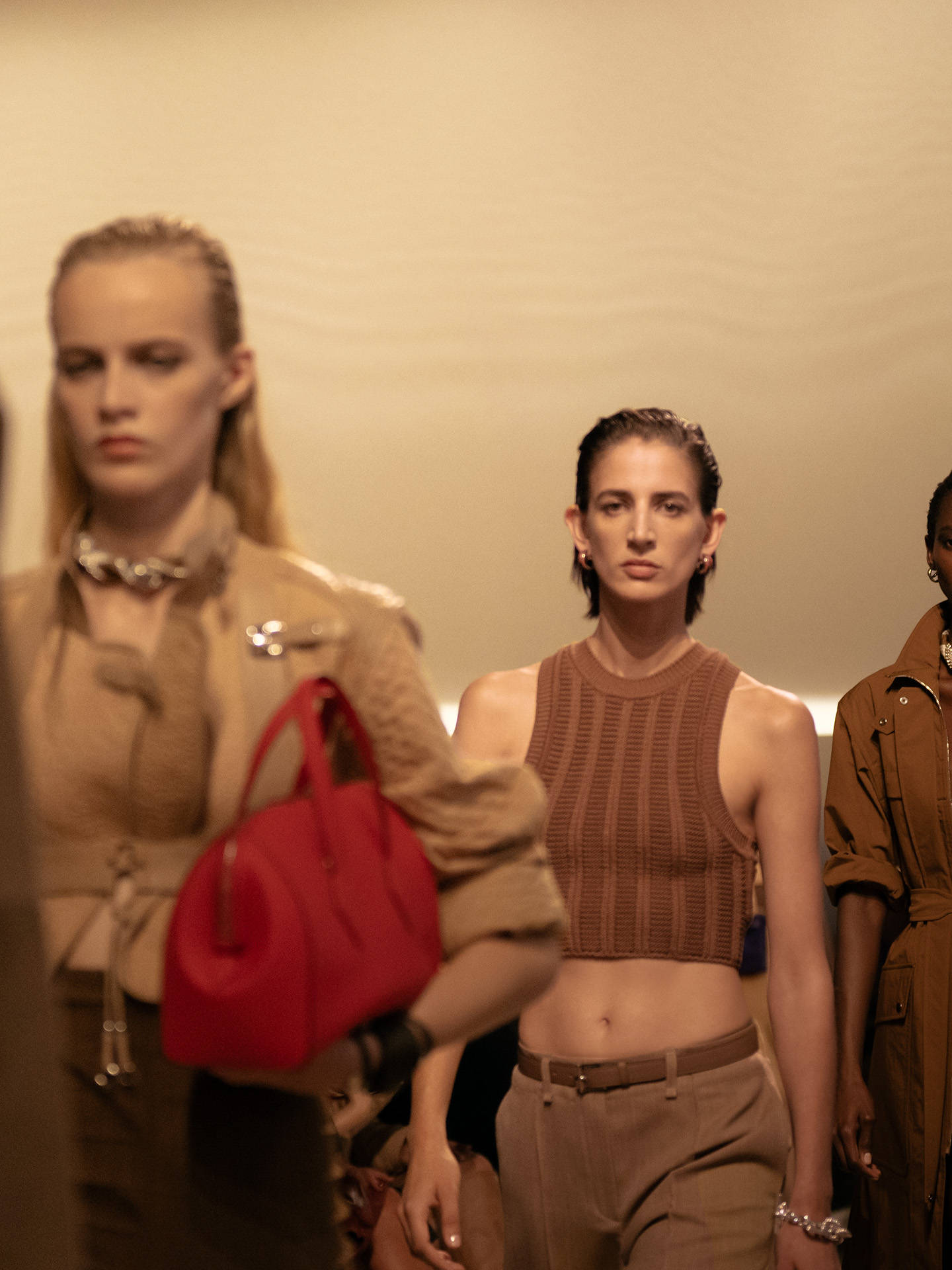 爱马仕秀场变沙滩<strong></p>
<p>抹茶交易所怎么转划</strong>,丝巾变上衣、亮色包袋注入新活力!