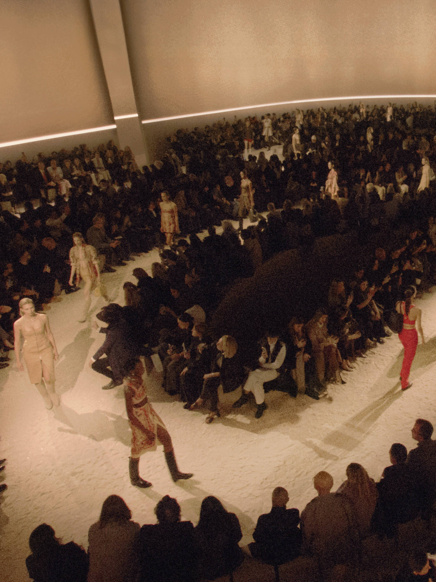 爱马仕秀场变沙滩<strong></p>
<p>抹茶交易所怎么转划</strong>,丝巾变上衣、亮色包袋注入新活力!