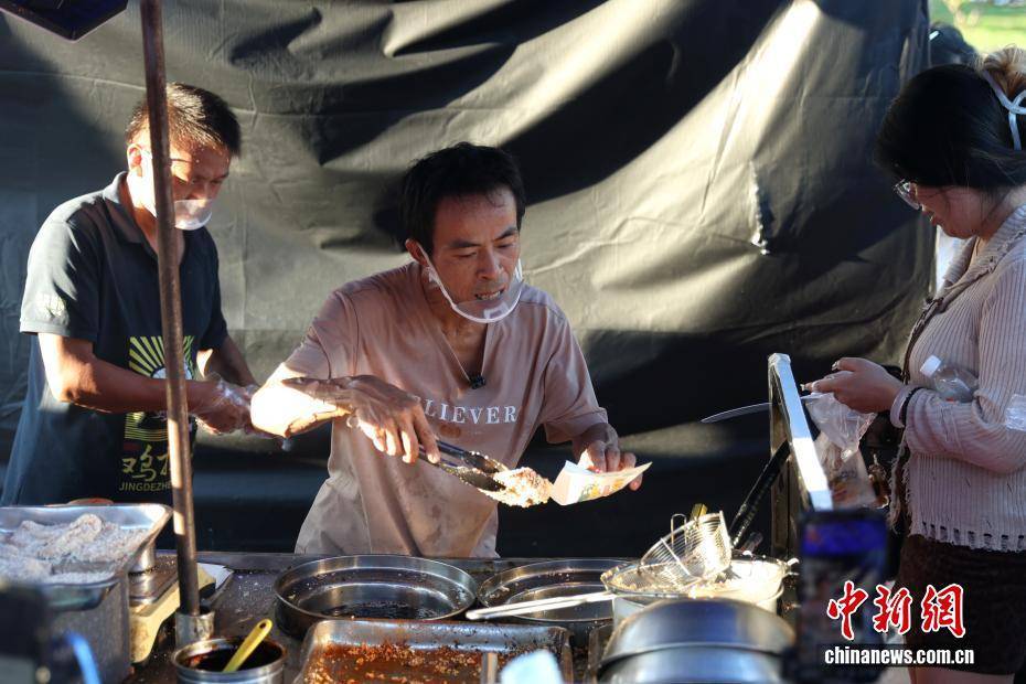 江西景德镇“鸡排哥”的中秋节:摊位成景 坚守为客