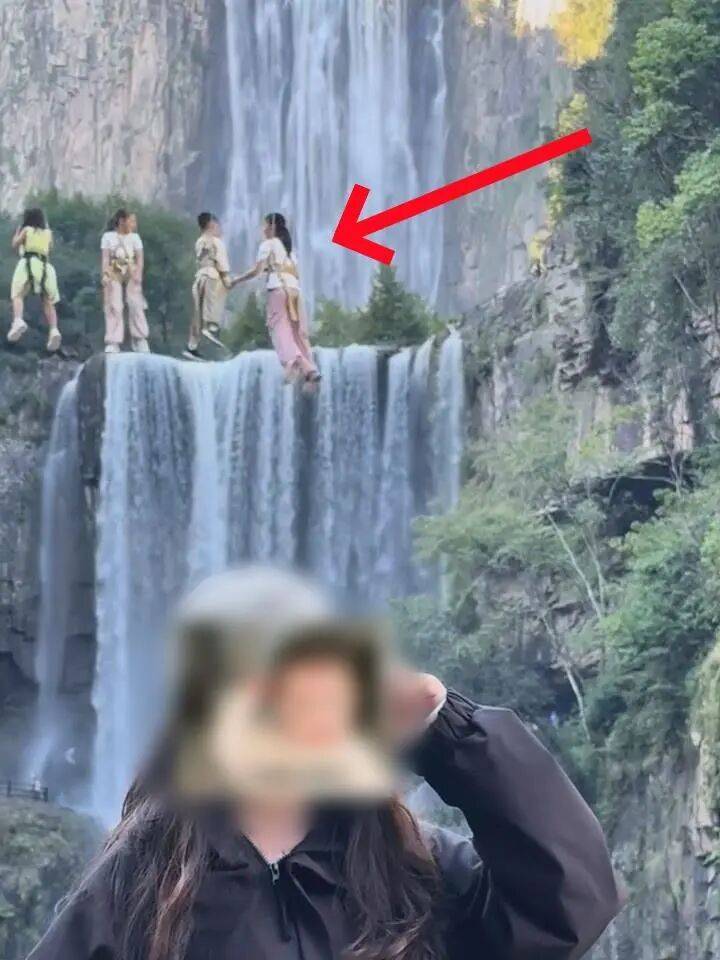 女生瀑布前拍视频<strong></p>
<p>下载抹茶数字货币交易所</strong>，空中突然飘来一排人