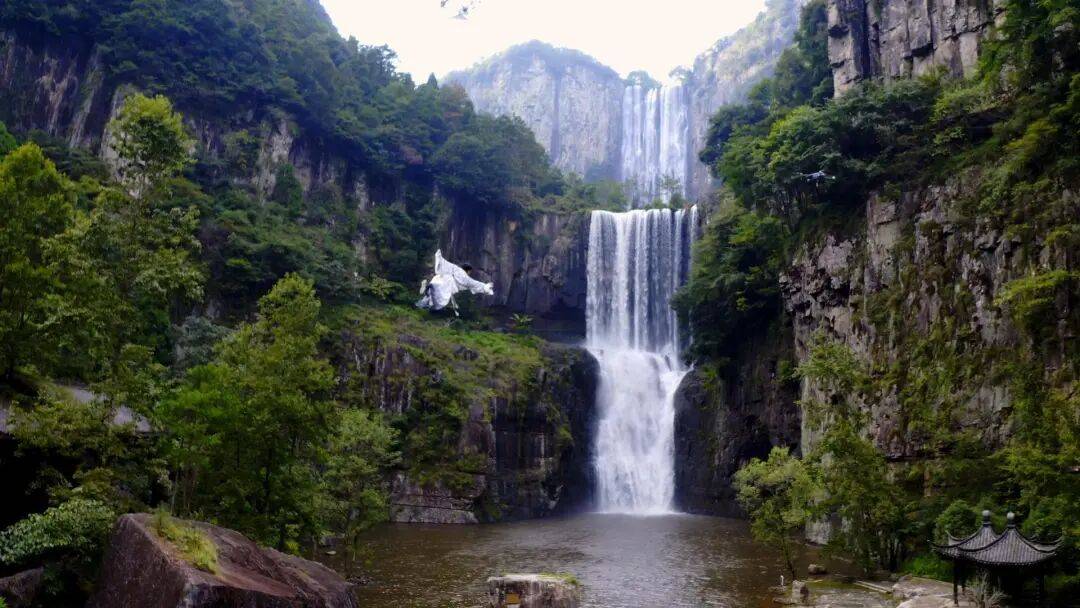 女生瀑布前拍视频<strong></p>
<p>下载抹茶数字货币交易所</strong>，空中突然飘来一排人