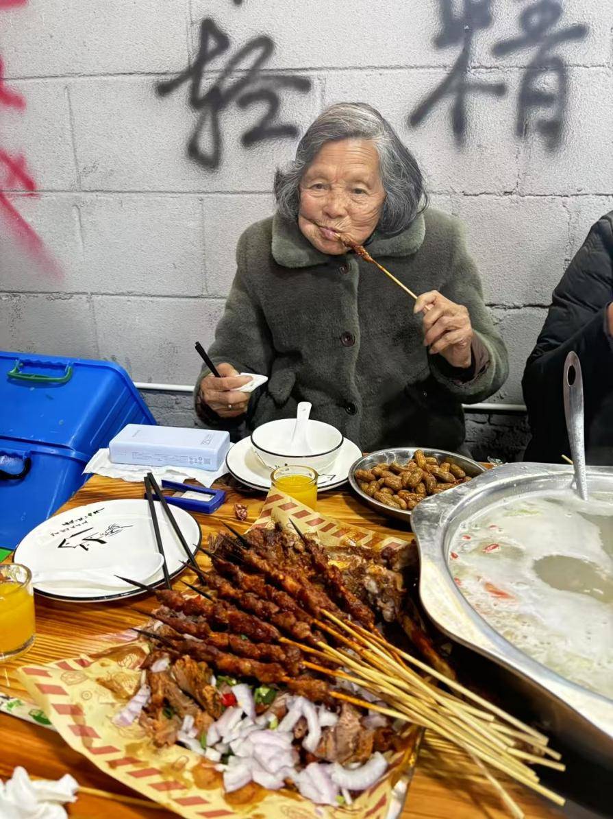 放弃照顾奶奶 失业的孙女发帖获4万点赞