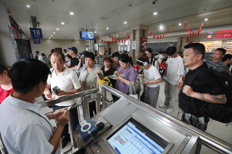 国庆返程高峰特写：全国最大收费站亮起“星河”<strong></p>
<p>下载抹茶数字货币交易所</strong>，“后备箱母爱大赛”又来了