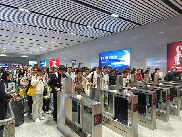 双节假期，驻马店车务段累计发送旅客19.92万人次