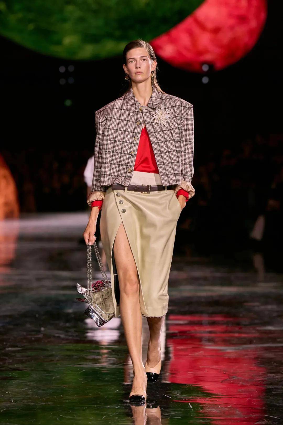 周迅、窦靖童、刘雯、井柏然同框围观香奈儿的新秘密