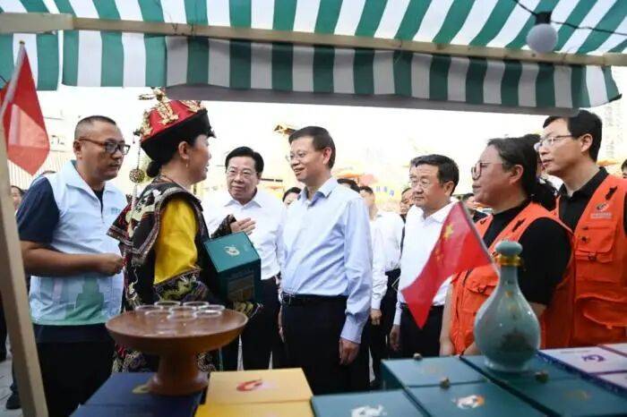 调研假日文旅消费<strong></p>
<p>抹茶交易所</strong>，多地“一把手”走上街头