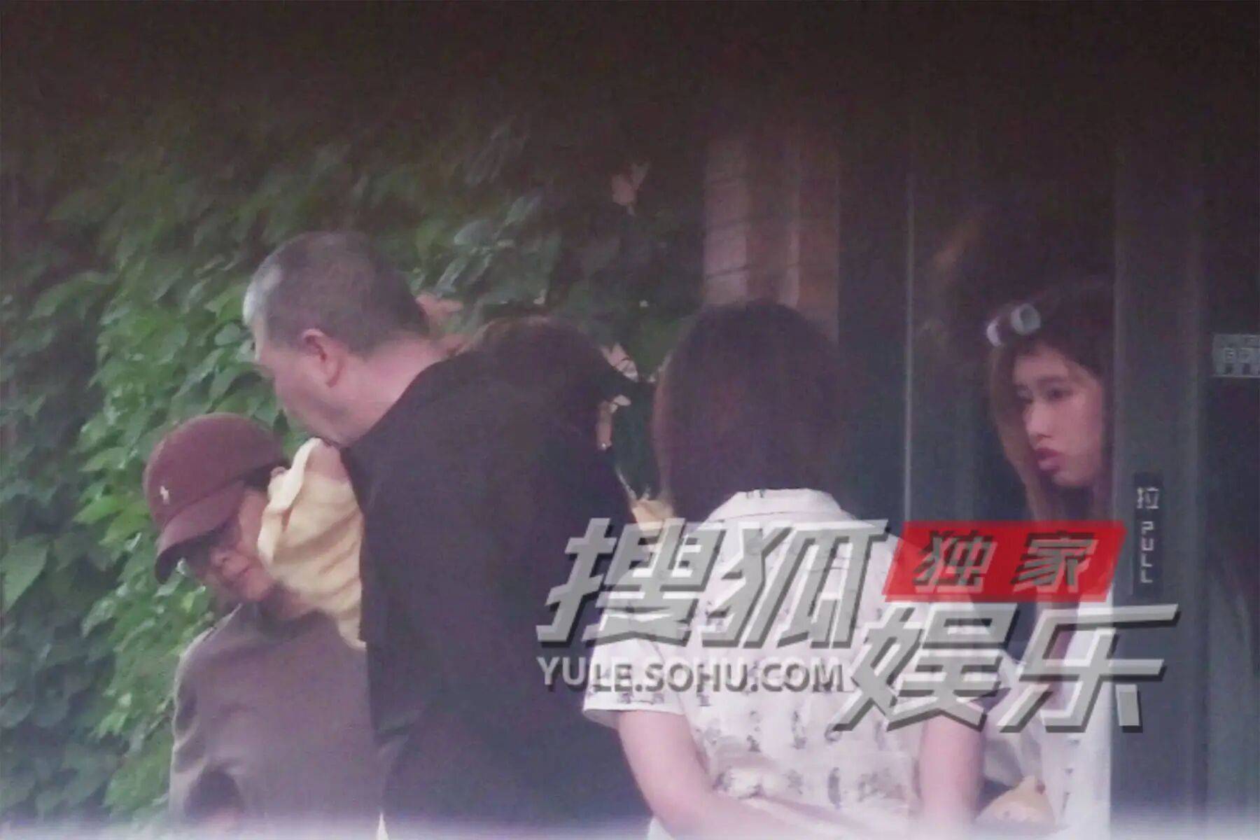 考古|冯小刚带女儿去陈思诚工作室!开个人账号还读影视专业<strong></p>
<p>如何买币</strong>,她也要“女承父业”吗?