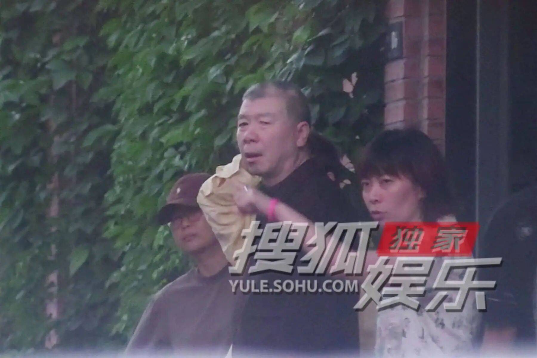 考古|冯小刚带女儿去陈思诚工作室!开个人账号还读影视专业<strong></p>
<p>如何买币</strong>,她也要“女承父业”吗?