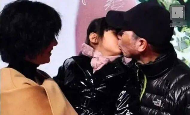 考古|冯小刚带女儿去陈思诚工作室!开个人账号还读影视专业<strong></p>
<p>如何买币</strong>,她也要“女承父业”吗?