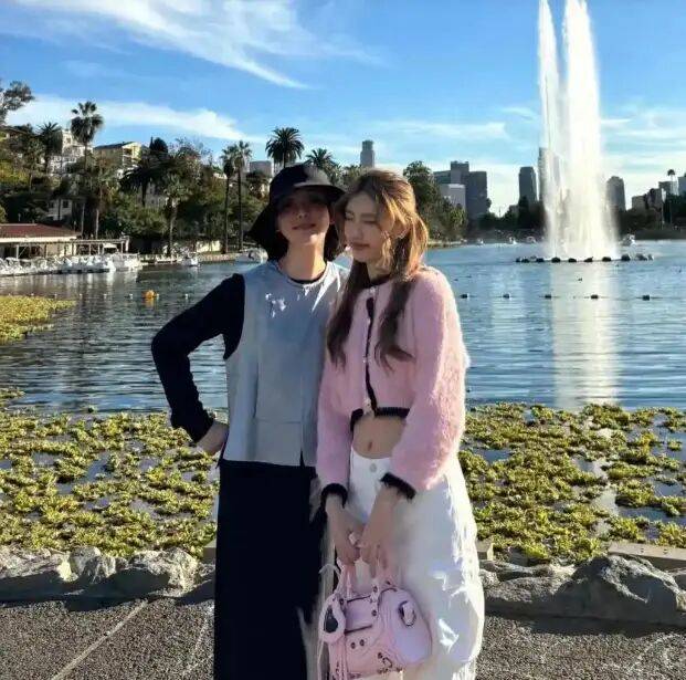 考古|冯小刚带女儿去陈思诚工作室!开个人账号还读影视专业<strong></p>
<p>如何买币</strong>,她也要“女承父业”吗?