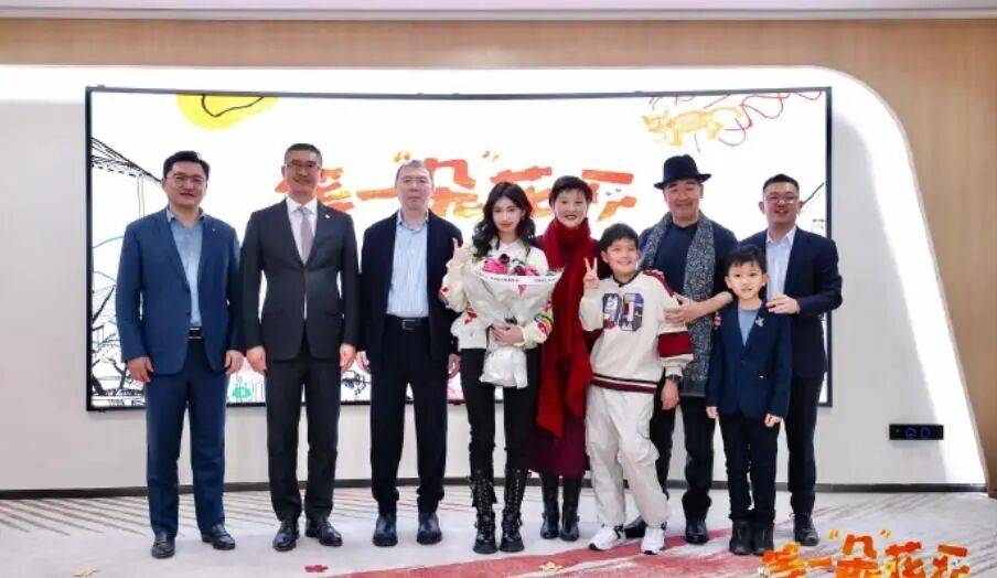 考古|冯小刚带女儿去陈思诚工作室!开个人账号还读影视专业<strong></p>
<p>如何买币</strong>,她也要“女承父业”吗?