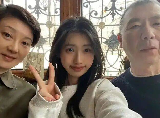 考古|冯小刚带女儿去陈思诚工作室!开个人账号还读影视专业<strong></p>
<p>如何买币</strong>,她也要“女承父业”吗?