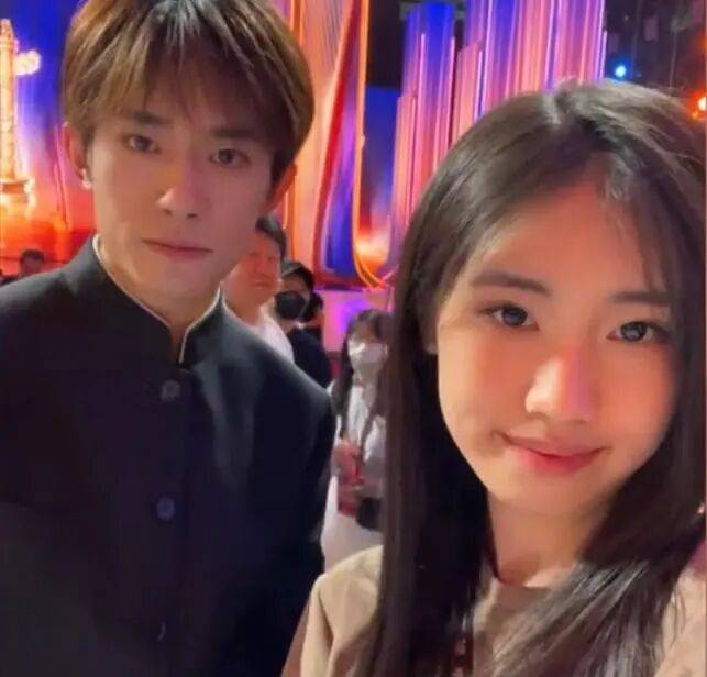 考古|冯小刚带女儿去陈思诚工作室!开个人账号还读影视专业<strong></p>
<p>如何买币</strong>,她也要“女承父业”吗?