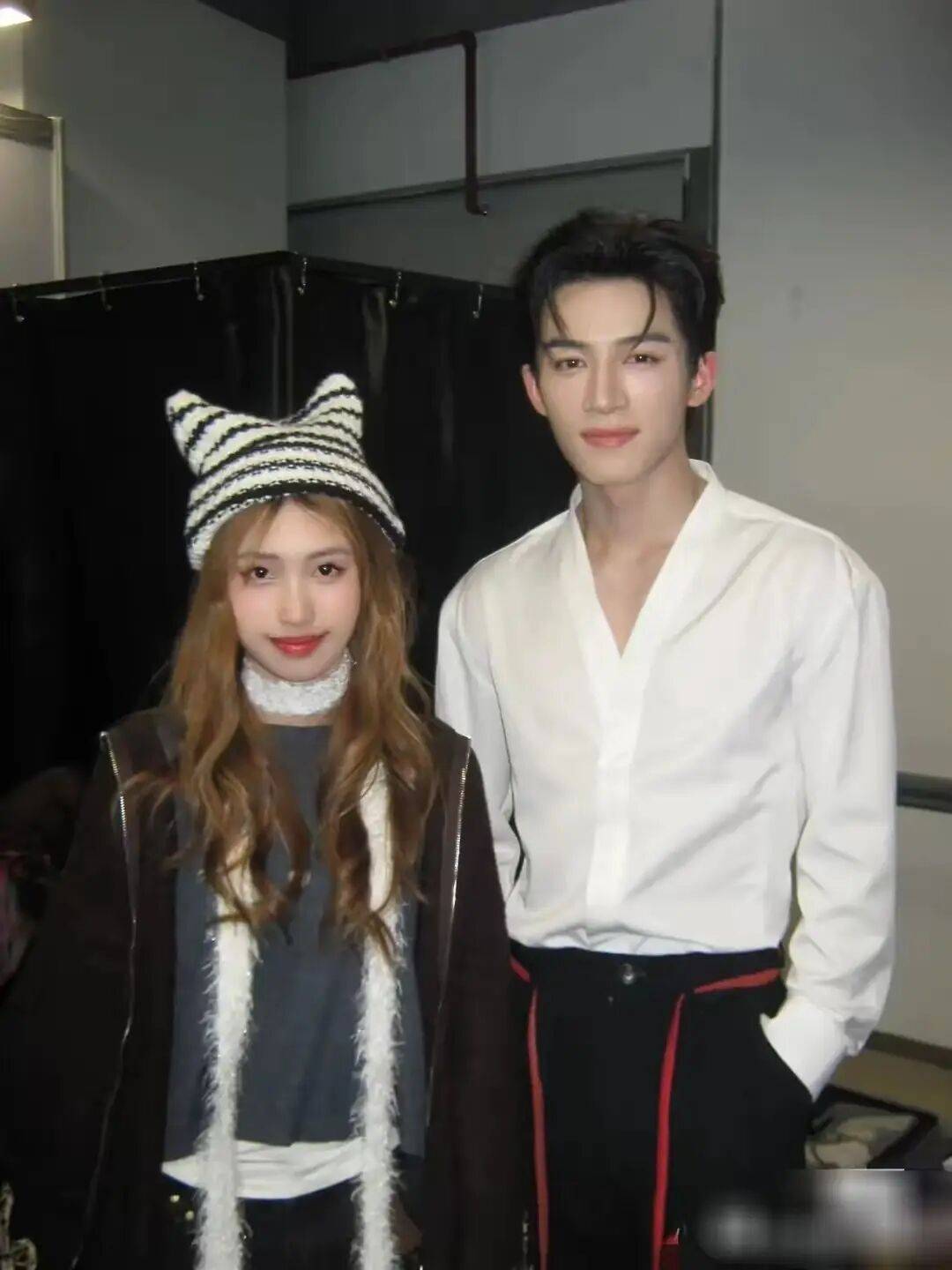 考古|冯小刚带女儿去陈思诚工作室!开个人账号还读影视专业<strong></p>
<p>如何买币</strong>,她也要“女承父业”吗?