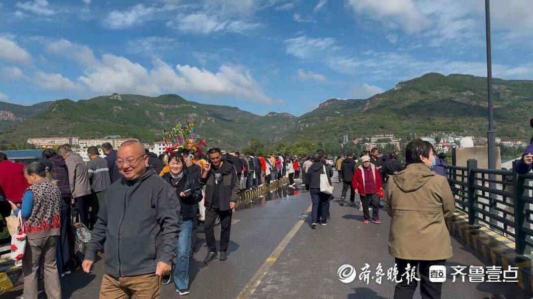 “鱼多得数不过来<strong></p>
<p>抹茶交易所哪个最好</strong>,一网子下去能捞好几条”济南锦绣川水库开闸放水,大量鲢鱼被冲出,工作人员:禁止捕捞!