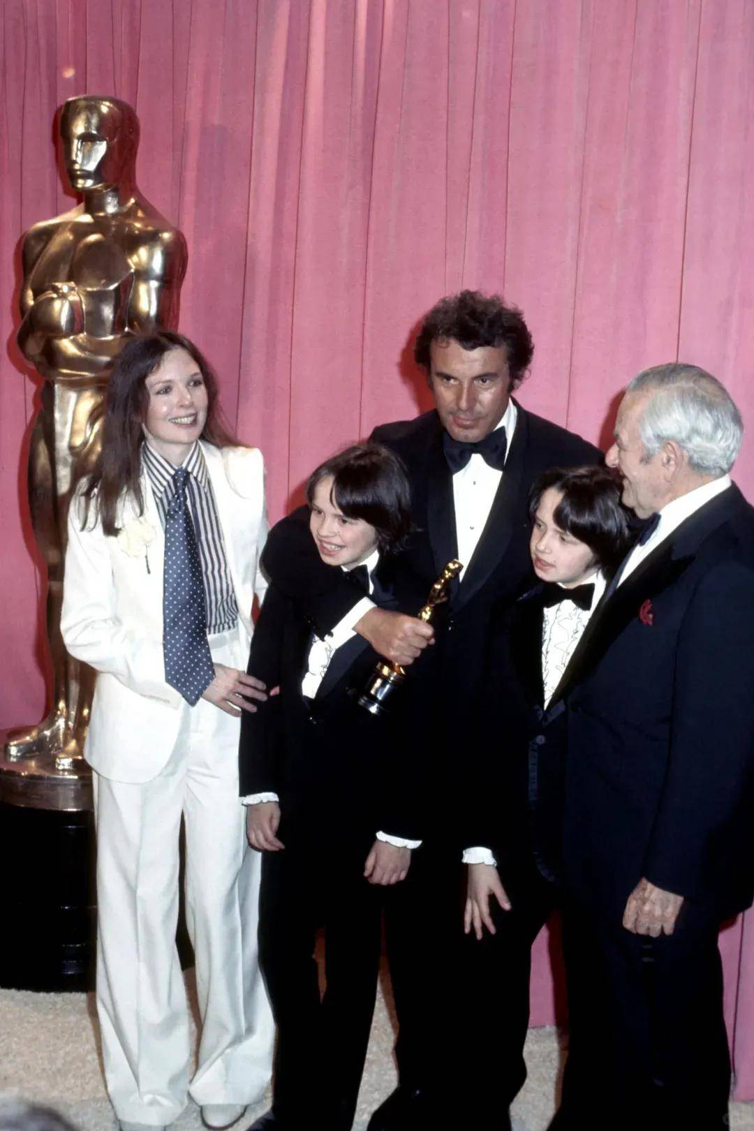 79岁奥斯卡影后离世<strong></p>
<p>海外版下载链接</strong>,她是男神收割机,松弛中性风穿搭鼻祖