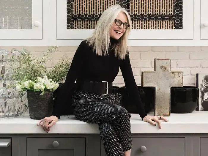 79岁奥斯卡影后离世<strong></p>
<p>海外版下载链接</strong>,她是男神收割机,松弛中性风穿搭鼻祖