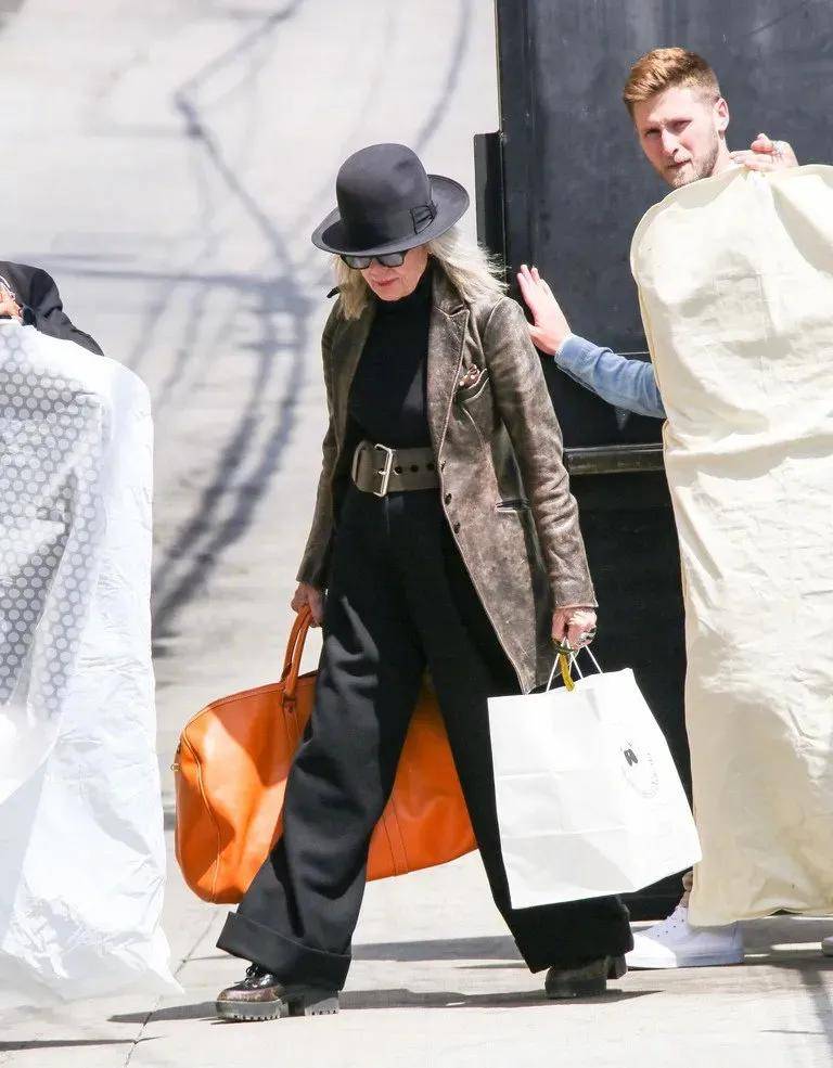 79岁奥斯卡影后离世<strong></p>
<p>海外版下载链接</strong>,她是男神收割机,松弛中性风穿搭鼻祖