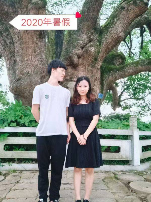 岳阳情侣连续9年在家乡千年古樟树下合影<strong></p>
<p>抹茶交易所怎么转成人民币</strong>，今年国庆终修正果：希望爱情像古树一样长久