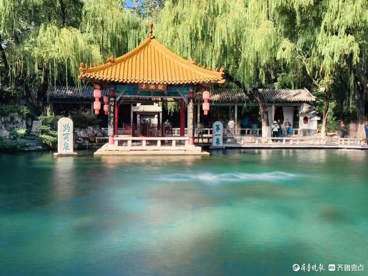 趵突腾空，众泉涌流