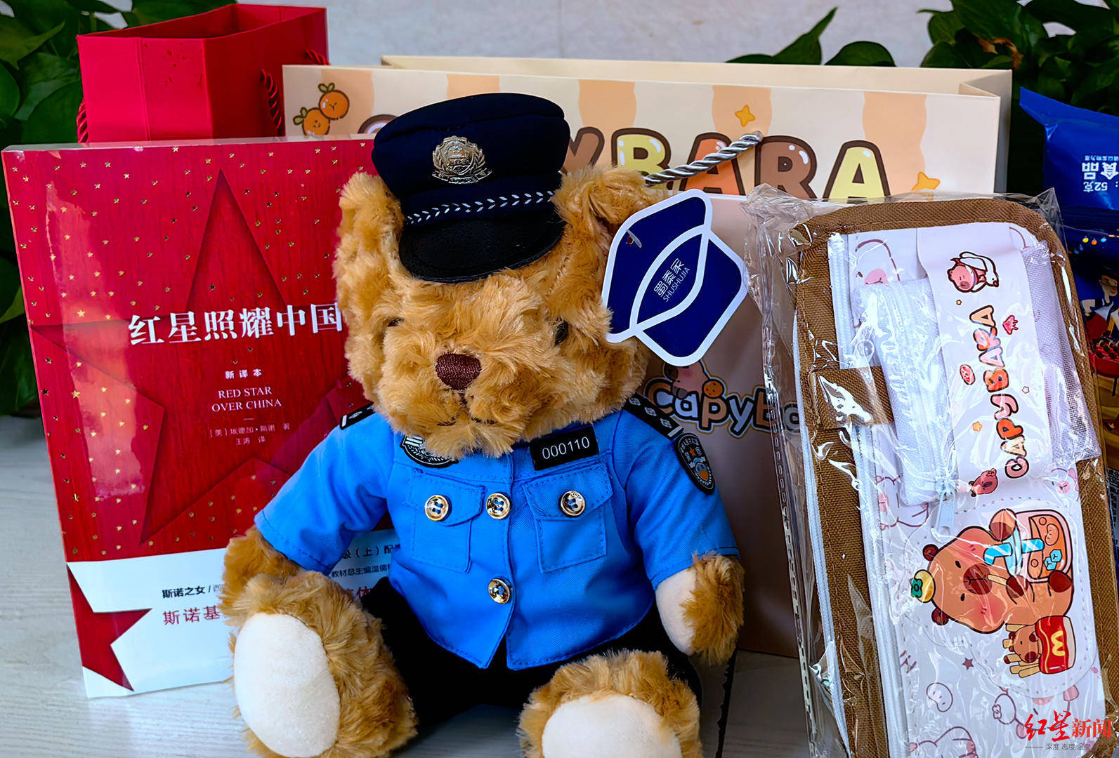 初二男生捡到1.4万余元现金<strong></p>
<p>抹茶交易所注册</strong>,淡定拍视频后报警物归失主,民警送“奖”到校园