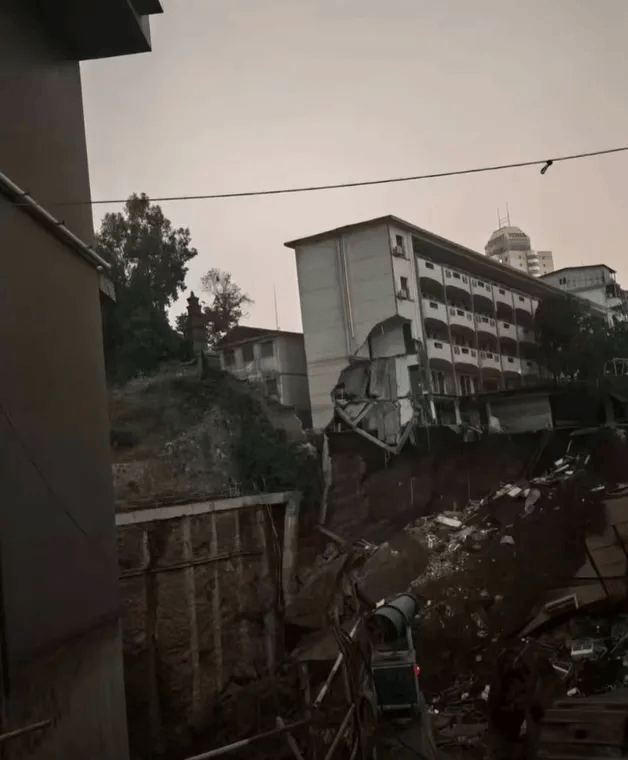 近4000人小学突发坍塌形成巨大坑洞<strong></p>
<p>抹茶交易所注册</strong>,操场塌下去一半,“还好发生在夜里”