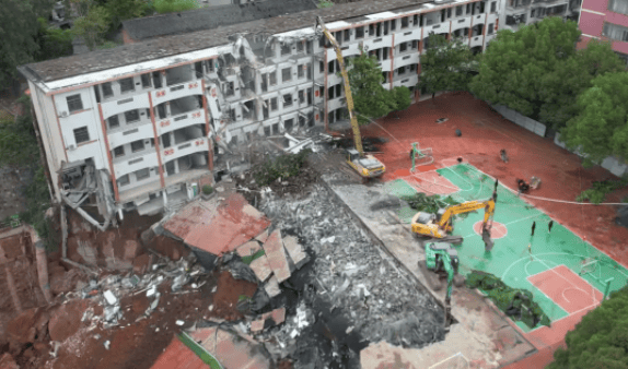 近4000人小学突发坍塌形成巨大坑洞<strong></p>
<p>抹茶交易所注册</strong>,操场塌下去一半,“还好发生在夜里”