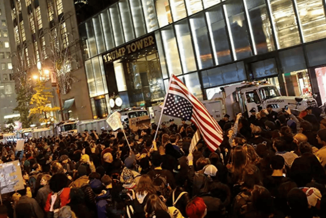 全美50州揭竿而起，要求特朗普立刻下台，中国这一招美国招架不住