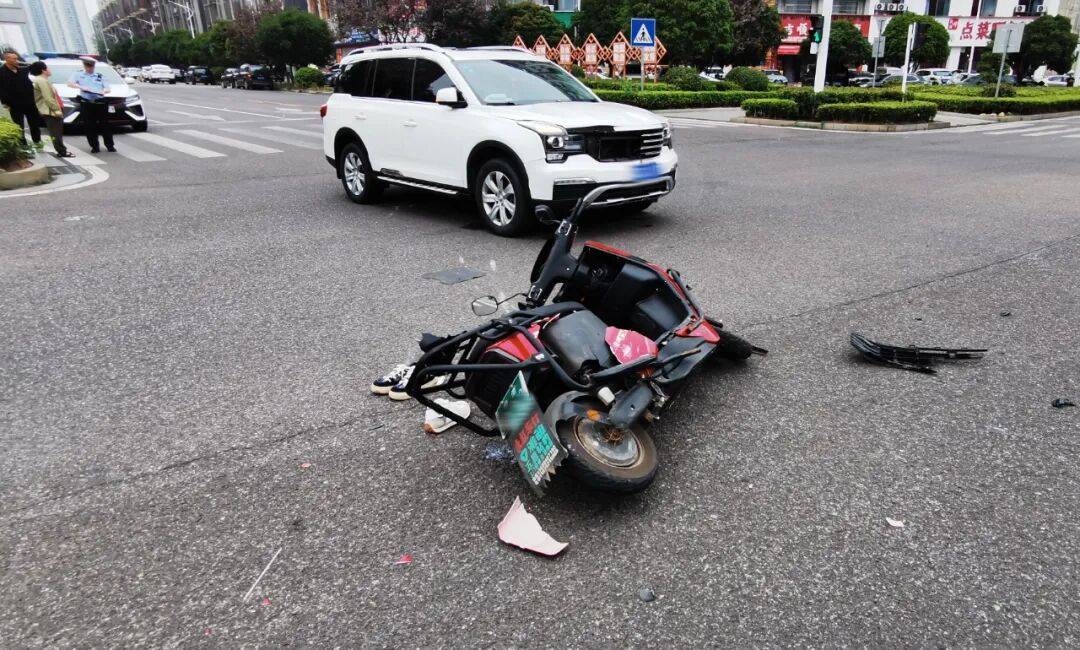 湖南湘潭一女生骑车闯红灯<strong></p>
<p>注册邀请码</strong>,骨折、肝破裂…